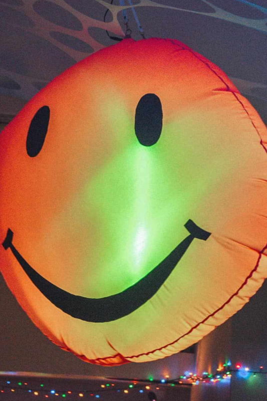 Pack Of 2, 1m Size Inflatable Happy Rave Faces For Hire