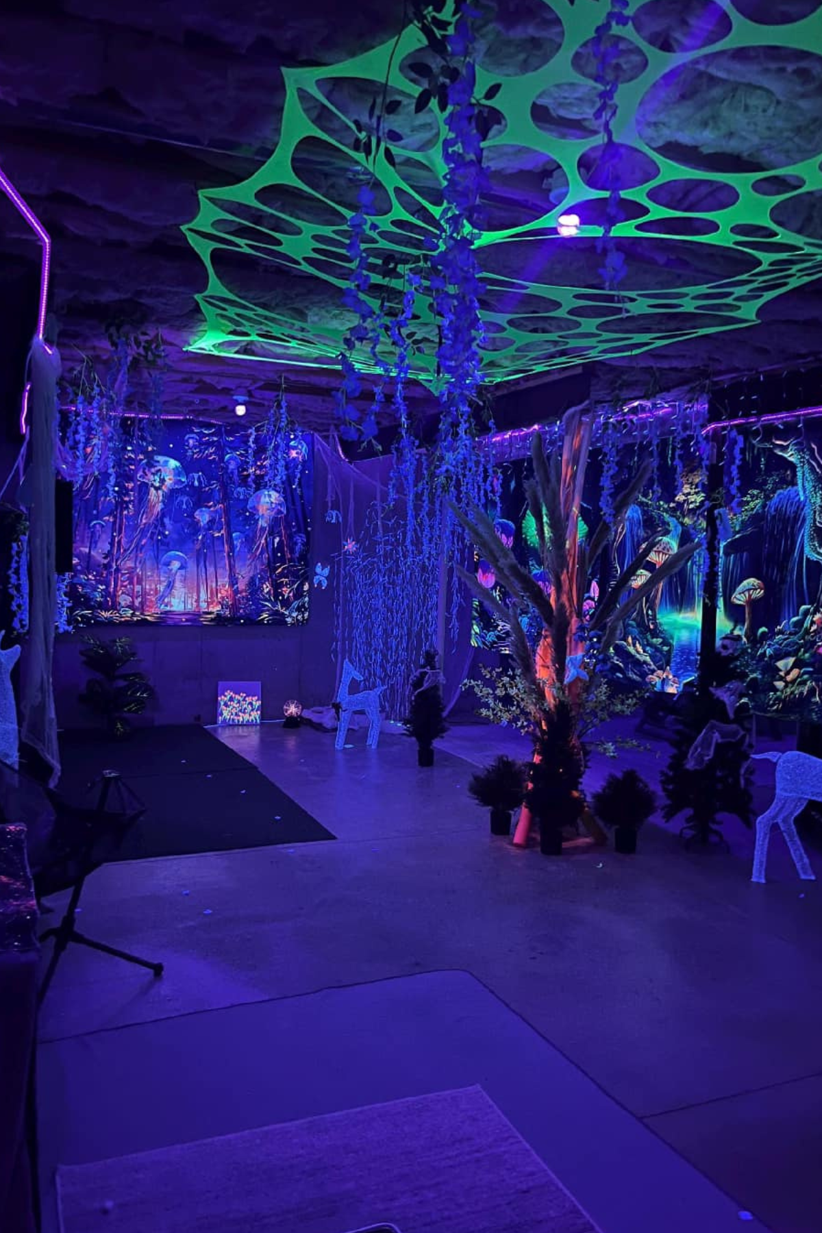 Hireable spooky UV decorations for Halloween parties