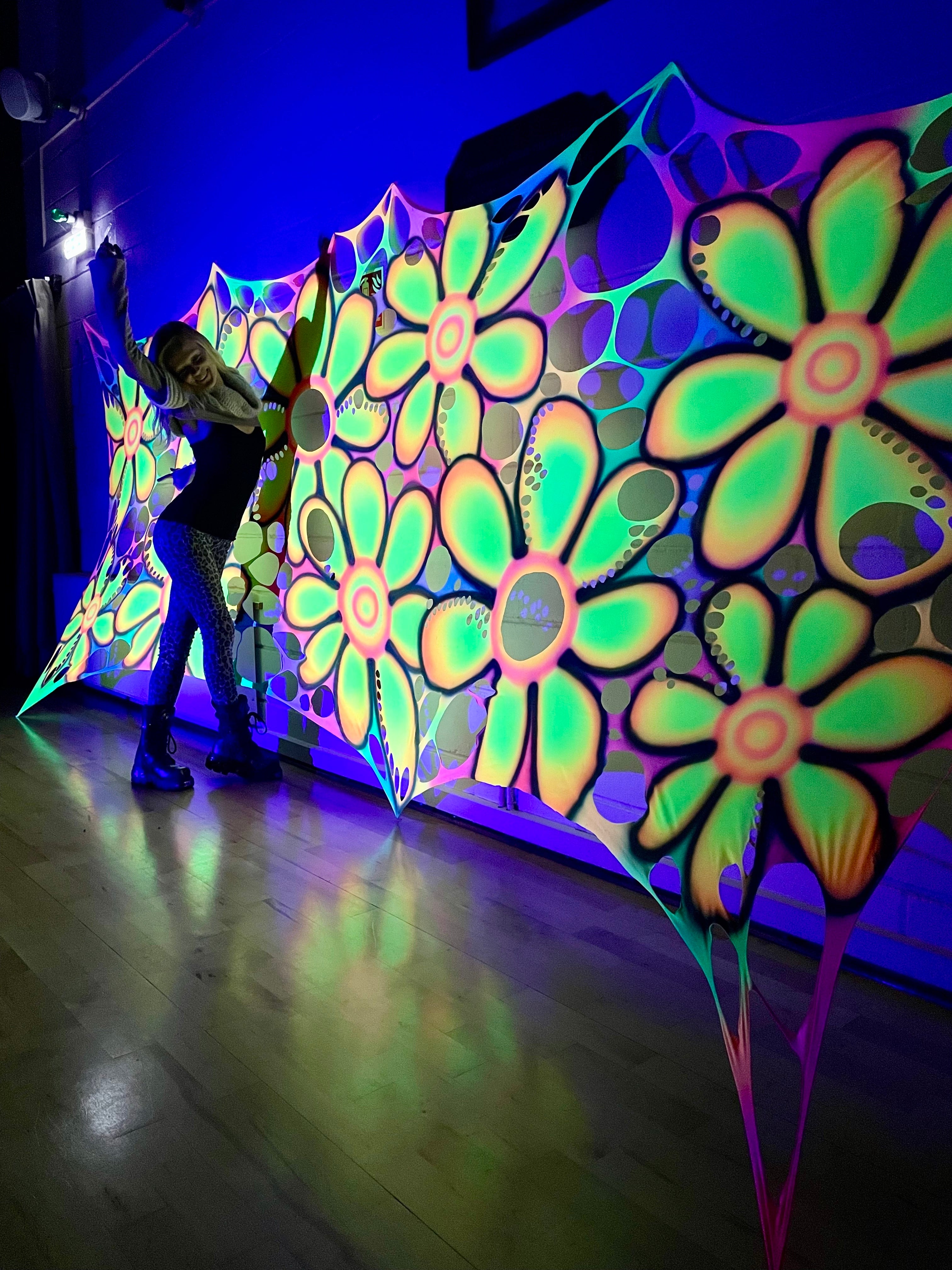 Psychedelic UV daisy tapestry for neon glow parties