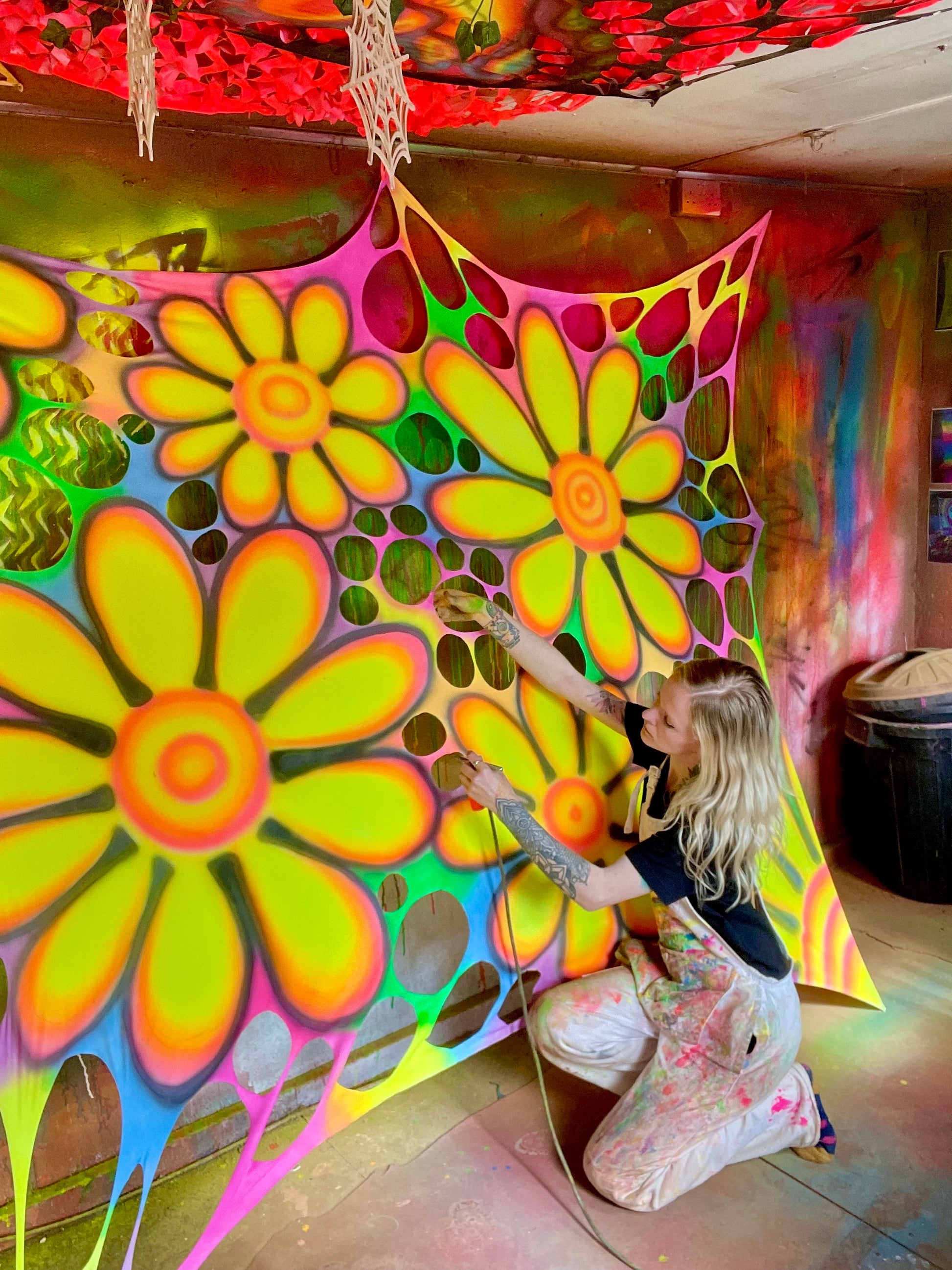 UV-Reactive Trippy Daisy Wall Hanging For Events & Festivals
